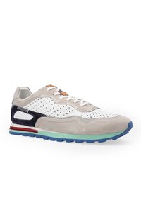 Graue Wildleder- und Mesh-Sneaker mit weißen Perforationen, blauer und mintgrüner Sohle, sandfarbenen Akzenten und weißen Schnürsenkeln; niedriges Design.
