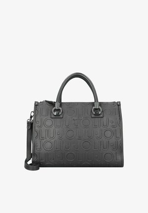 Sac à main noir texturé avec motif de logo en relief, doubles poignées supérieures, accents métalliques argentés et bandoulière amovible.
