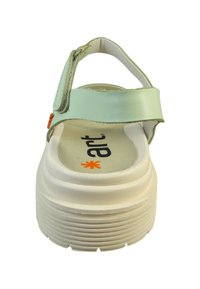 Lysgrøn lædersandal med justerbar rem, hvid sål og tekstureret fodseng med "art" branding i orange.