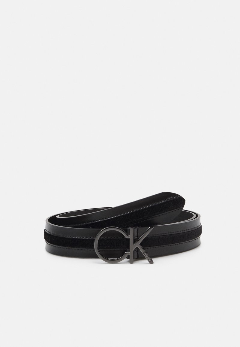 Ceinture en cuir noir avec boucle logo "CK" noire, enroulée sur fond blanc.