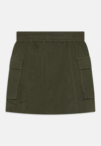 Alyvuogių žalia cargo sijonas su elastinga juosmens juostele ir dviem priekinių kišenių su atvartais, pagamintas iš lengvos medžiagos.