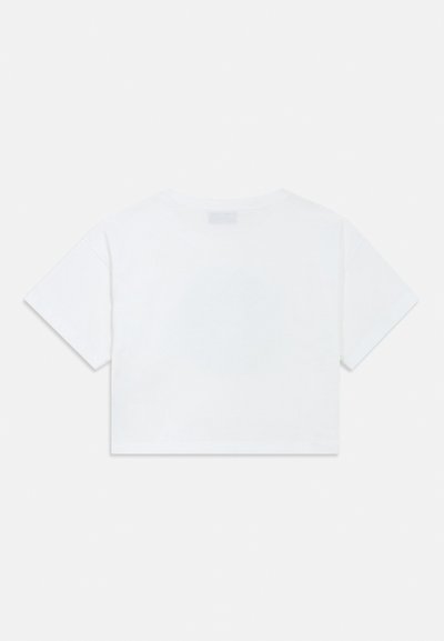 Λευκό κοντό βαμβακερό μπλουζάκι με στρογγυλή λαιμόκοψη και κοντά μανίκια. Λεία υφή, απλός σχεδιασμός, ελάχιστες εμφανείς ραφές στο πίσω μέρος.