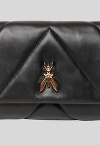 Clutch nera in pelle con design trapuntato, dotata di una chiusura a forma di insetto in oro. Texture liscia e cuciture diagonali prominenti.