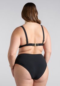 Musta bikinit, joissa on kuvioitu design, säädettävät hihnat ja kiinnitys takana. Korkeavyötäröiset alaosat tarjoavat peittävyyttä.