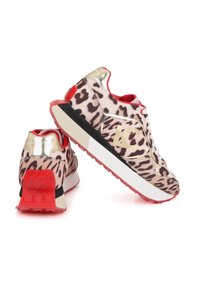 Zapatillas con estampado de leopardo, acentos dorados, detalles rojos y una suela blanca. Parte superior texturizada con un collar almohadillado y una sección negra contrastante.