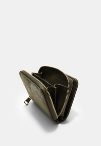 Portafoglio in pelle verde oliva con superficie testurizzata, chiusura con zip e molteplici scomparti interni per carte e contanti. Accenti in metallo dorato.