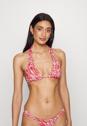 Conjunto de bikini com um padrão em rosa e vermelho, apresentando um top triangular com hardware atado e parte de baixo de cintura baixa combinando, com laterais com laço.