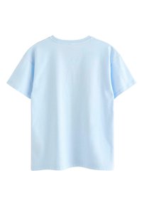 Enkelt lyseblåt T-shirt med korte ærmer, vist bagfra, med rund halsudskæring og løs pasform.