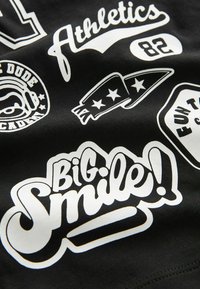 Next SHORT SLEEVE VARSITY  REGULAR FIT - Triko s potiskem - black badges