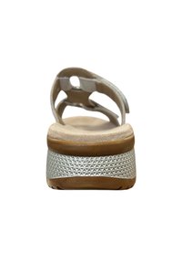 Sandalo beige con una zeppa argentata testurizzata, suola interna in morbida suede e un design minimalista caratterizzato da un'unica fascia per le dita e tacco aperto.