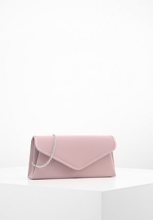 Rosa faux læder clutch med et struktureret kuverteredesign, der har en sølvfarvet kædetræk og kontrasterende syninger langs kanterne.