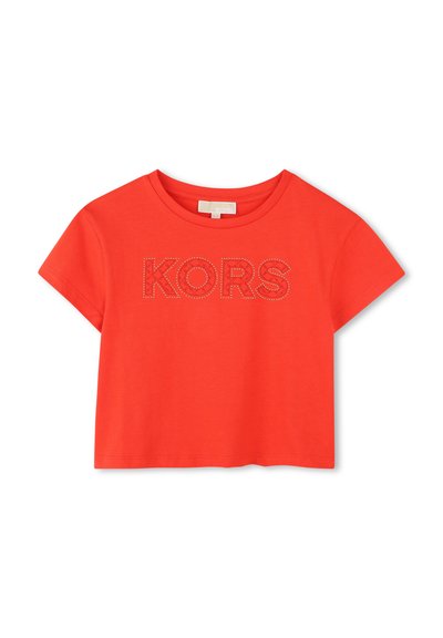 T-shirt rouge court en coton avec des manches courtes, arborant le mot "KORS" en détail clouté sur le devant.