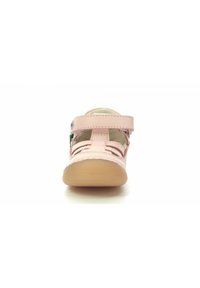 Sandalia de cuero rosa claro con cierre de correa, diseño abierto y suela de goma. Cuenta con detalles de costura y un pequeño logo en el lateral.