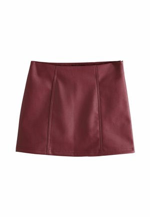 Burgundy faux leather mini kjol med en slät textur, med vertikala sömmar och en figurnära design, utan synlig hårdvara.