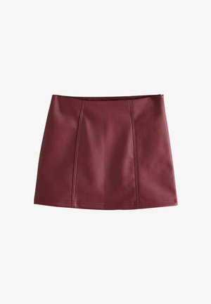 Burgundy faux leather mini kjol med en slät textur, med vertikala sömmar och en figurnära design, utan synlig hårdvara.