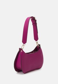 Magenta læder skuldertaske med en buet form, justerbar rem, guldfarvet hardware og iøjefaldende sort kant. Glat tekstur.