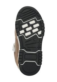 Sportlich Schuhsohle mit einer strukturierten schwarzen Gummibasis, weißen Traktionsnoppen und einem braunen Mesh-Seitenpanel mit einem sicheren Riemen.