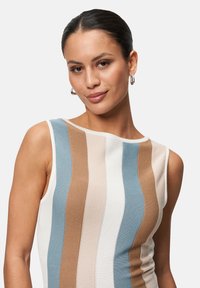 Top sans manches en tricot avec des rayures verticales crème, bleu clair, marron et beige. Texture côtelée avec un col rond.
