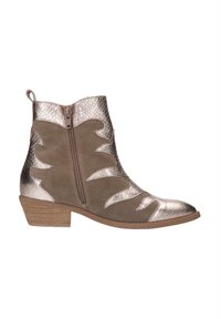 Stivale in suede alto alla caviglia con accenti in pelle di serpente metallica, zip laterale, tacco impilato in legno e motivi decorativi a onde.