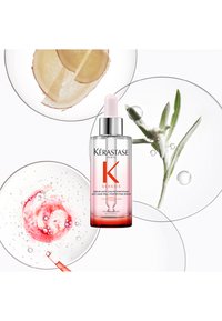 Serum Kérastase Genesis w przezroczystej butelce z różową nakrętką zakraplacza, z gradientem od przejrzystego do różowego, otoczone składnikami w szklanych naczyniach.