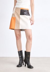 Marc Cain Skinnskjørt - bright pumpkin