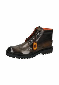 Botín de cuero marrón con un acabado pulido, detalles de brogue, forro naranja y suela de goma negra. Presenta cordones en contraste y una etiqueta.
