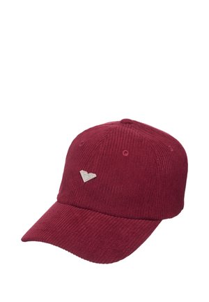 Bordeauxfarbene Cord-Baseballkappe mit gebogenem Schirm und kleinem silbernem herzförmigem Logo auf der Vorderseite.