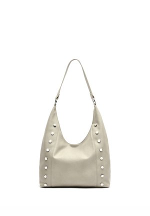 Lichtgrijze leren schoudertas met een enkele band en twee verticale rijen ronde metalen studs aan de voorzijdes.