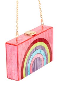 Una pochette rettangolare in acrilico marmorizzato rosa con un design arcobaleno multicolore, dotata di una tracolla in oro e una chiusura a scatto.