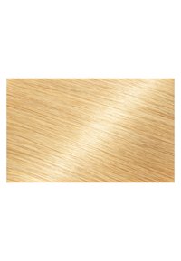 Campione di capelli biondi con ciocche fini e lisce in una texture morbida. La luce si riflette in modo sottile, evidenziando la lucentezza naturale e la variazione di colore.