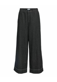 Schwarz-weiß gestreifte weite Hosen mit Knopfverschluss, die eine lockere Passform bieten und kontrastierende Nähte am Saum aufweisen.