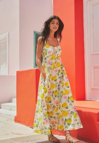 Next REGULAR FIT - Robe longue - cream lemon print