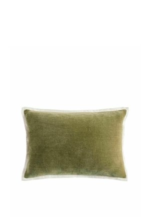 Cuscino rettangolare in velluto verde oliva con bordo beige chiaro lungo i bordi su sfondo bianco.