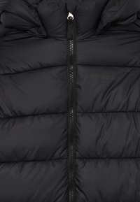 Crna puffer jakna s quilted dizajnom, središnjim zatvaračem i kapuljačom. Materijal izgleda glatko i vodootporno s detaljem brendiranja.