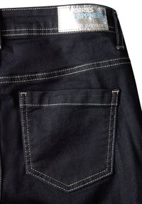 Jeans en denim foncé avec une seule poche arrière ornée de coutures dorées contrastantes et d'une étiquette de marque métallique sur la taille.