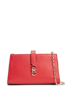 Pochette rectangulaire en cuir rouge avec une bandoulière chaîne dorée et une fermeture à boucle dorée au centre devant.