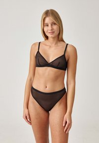 Zwart doorzichtig lingeriesetje met een driehoekige bralette met verstelbare bandjes en bijpassende hoge briefjes, beide met een gladde afwerking.