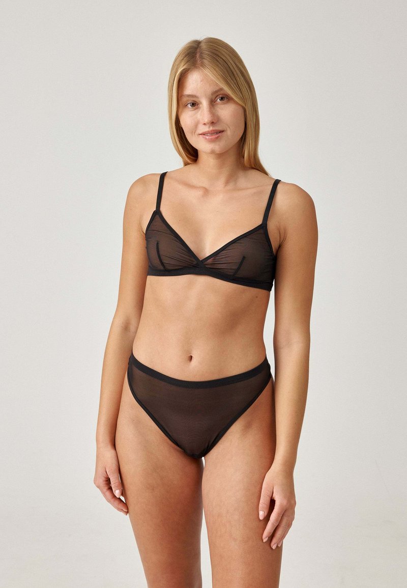Zwart doorzichtig lingeriesetje met een driehoekige bralette met verstelbare bandjes en bijpassende hoge briefjes, beide met een gladde afwerking.