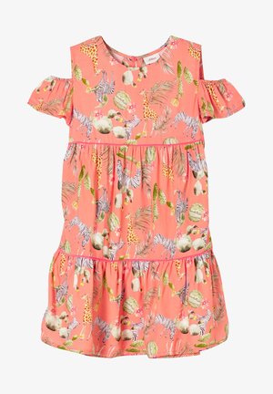 Koralowa sukienka z krótkimi rękawami typu cold-shoulder, zdobiona zabawnym nadrukiem zwierząt i kaktusów, z falbanistym dołem i luźnym kształtem w literę A.