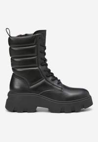 Schwarze Lederkampfstiefel mit hohem Schaft, gepolsterten Abschnitten und dicken, klobigen Sohlen. Verfügt über Schnürsenkel und eine Zuglasche an der Rückseite.