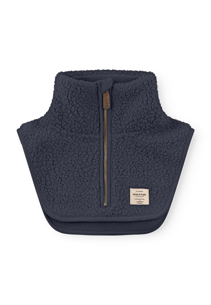Marineblaue Fleece-Halswärmer mit hohem Kragen, strukturiertem Oberflächenmaterial, halblangem Reißverschluss und einem kleinen Markenaufnäher auf der Vorderseite.