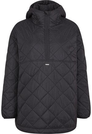 Musta tikattu hupullinen takki, jossa on puolivetoketju edessä ja joustavat hihansuut, timanttikuvioinen ompelu ja pieni metallinen logo rinnassa.