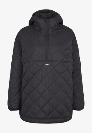 Musta tikattu hupullinen takki, jossa on puolivetoketju edessä ja joustavat hihansuut, timanttikuvioinen ompelu ja pieni metallinen logo rinnassa.