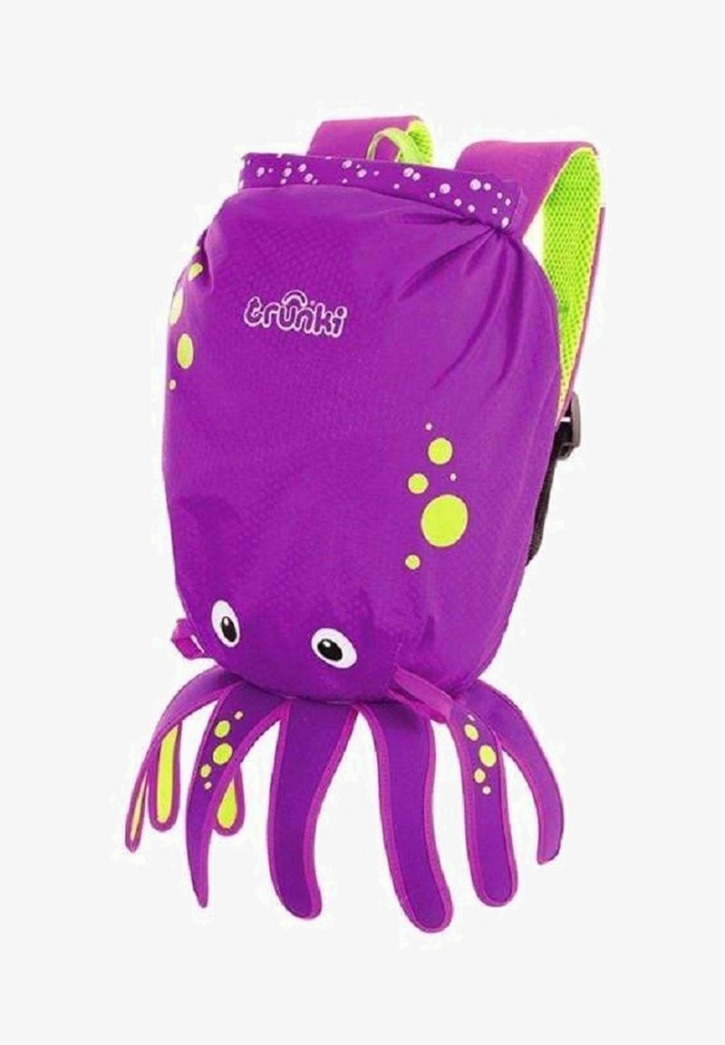 Mochila temática de pulpo púrpura con tela texturizada, acentos amarillos, grandes ojos y correas similares a tentáculos. Presenta un logotipo en la parte frontal.