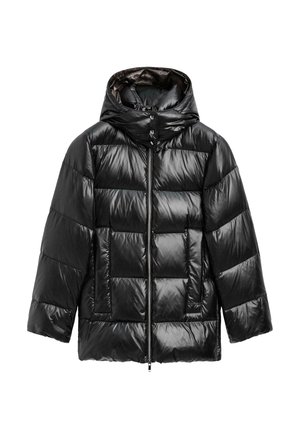 Schwarze Steppjacke mit Kapuze, glänzender Oberfläche, kastiger Passform und einem Frontreißverschluss. Gepolsterte Bereiche bieten Isolierung.