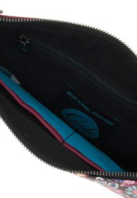 Custodia nera con zip e motivo floreale, presenta una fodera nera, un compartimento interno turchese e un'etichetta con la scritta "Made in Italy."