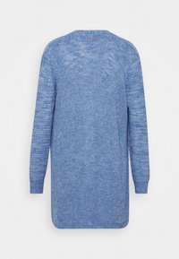 Blå stickad tröja med en texturerad yta, långa ärmar och rund halsringning. Har en rak skärning och subtila prickar över hela tyget.