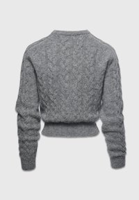 Hallinööbiga hall kootud sviiter, millel on lõngamuster, ümar kaelus ja pikad varrukad. Kujundusel on lühendatud sobivus ja soonikkoes helg. Misjuhul see kuulub.