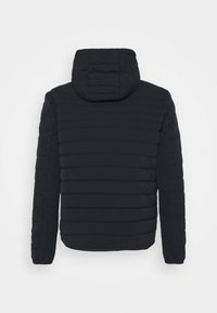 Czarna pikowana kurtka z kapturem, z poziomymi przeszyciami, elastycznymi mankietami oraz lekką, pikowaną teksturą.