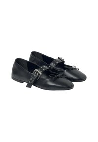 Zapatos planos de cuero negro con punta afilada, una correa decorativa con hebilla y tachuelas en la parte superior, y una textura suave.